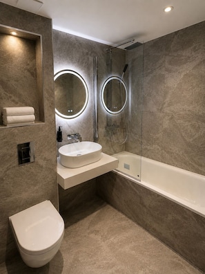 Dusche, Haartrockner, Handtücher, Seife