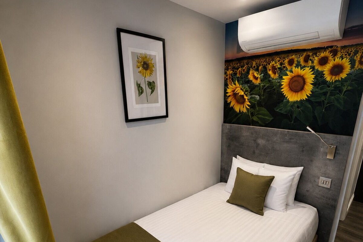 Deluxe Single Room | In-room safe, desk, laptop workspace, blackout drapes