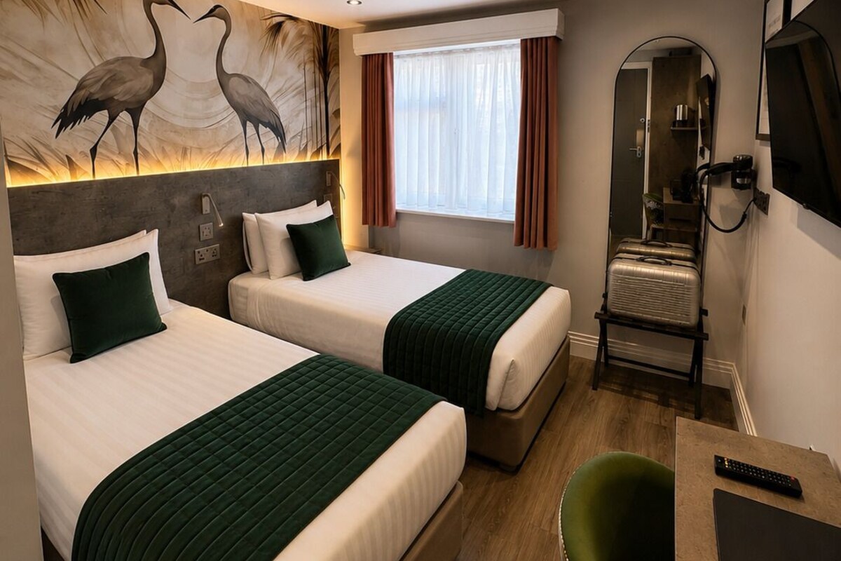 Deluxe Twin Room | In-room safe, desk, laptop workspace, blackout drapes