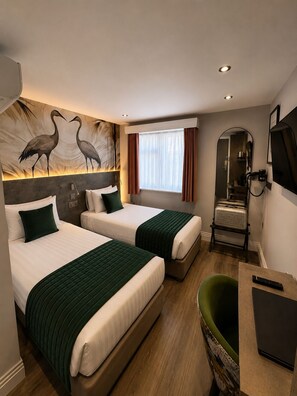 Deluxe Twin Room | In-room safe, desk, laptop workspace, blackout drapes - Vivatar Heathrow Hotel (Hounslow)