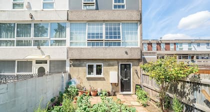 House Sleeps 2 With Parking and Garden
