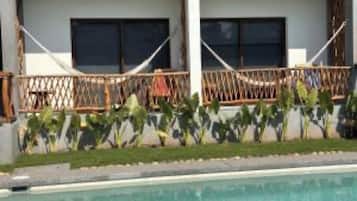 Una piscina al aire libre