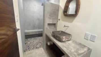 Douche, sèche-cheveux, serviettes fournies, savon
