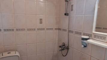 Chambre Triple Standard, balcon, vue jardin | Salle de bain | Douche, sĂšche-cheveux, serviettes fournies, savon