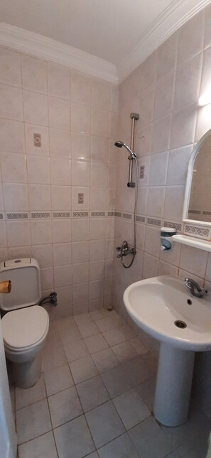 Standard Triple Room, Balcony, Garden View | Bathroom - TANGO PANSIYON (KOYCEGIZ)
