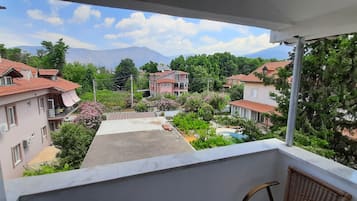 Habitación familiar, balcón, vistas a la ciudad | Jardines del alojamiento