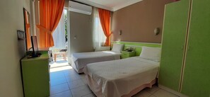 Habitación estándar con 2 camas individuales, balcón, vistas al jardín | Wifi gratis