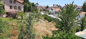Habitación triple estándar, balcón, vistas al jardín | Jardines del alojamiento