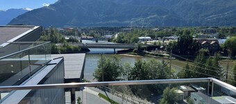 Resort Condo: 40 min to Vancouver/Whistler
Gym, Rooftop Patio, Hottub, Sauna ETC