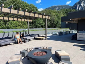Terrace/patio - Resort Condo: 40 min to Vancouver/Whistler
Gym, Rooftop Patio, Hottub, Sauna ETC (Squamish)