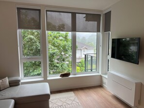 Living area - Resort Condo: 40 min to Vancouver/Whistler
Gym, Rooftop Patio, Hottub, Sauna ETC (Squamish)