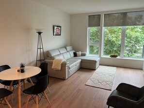 Living area - Resort Condo: 40 min to Vancouver/Whistler
Gym, Rooftop Patio, Hottub, Sauna ETC (Squamish)