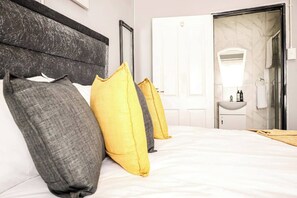 Desk, iron/ironing board, WiFi, bed sheets
