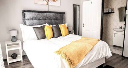 Elite Luxury Garden Escape, Executive Cottage in Welkom with Wi-Fi & Parking