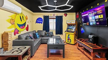 TV connectée, cheminée, jeux vidéo, baby-foot