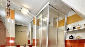 Un baño con ducha, inodoro y lavamanos.