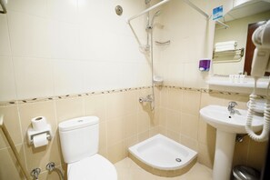 Deluxe Twin Room, Private Bathroom | Bathroom | Shower, free toiletries, towels, soap - Nebras Elhoda  (Makkah)