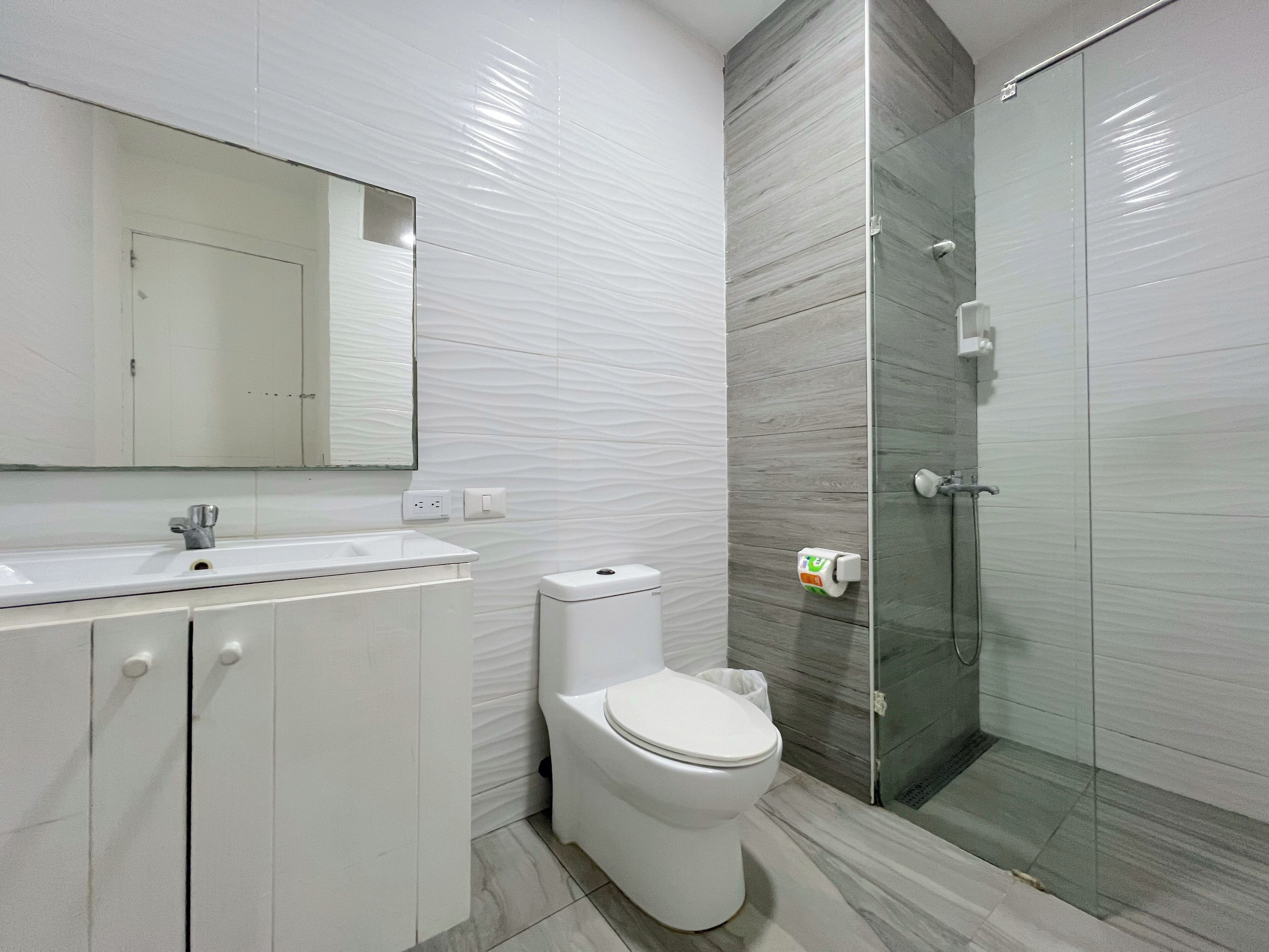 Deluxe Suite, City View | Bathroom | Hair dryer (on request), towels, soap, shampoo