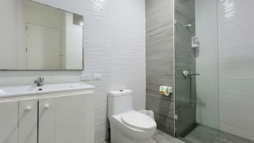 Deluxe-Suite, Stadtblick | Badezimmer | Haartrockner, Handtücher, Seife, Shampoo