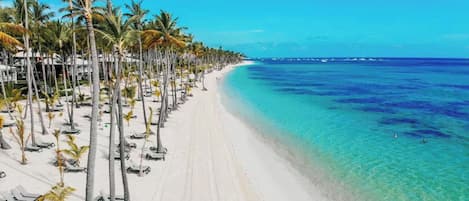 Privatstrand, weißer Sandstrand, Cabañas (gegen Gebühr), 2 Strandbars