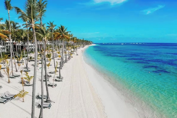 Playa privada, playa de arena blanca y camas de playa (con cargo)
