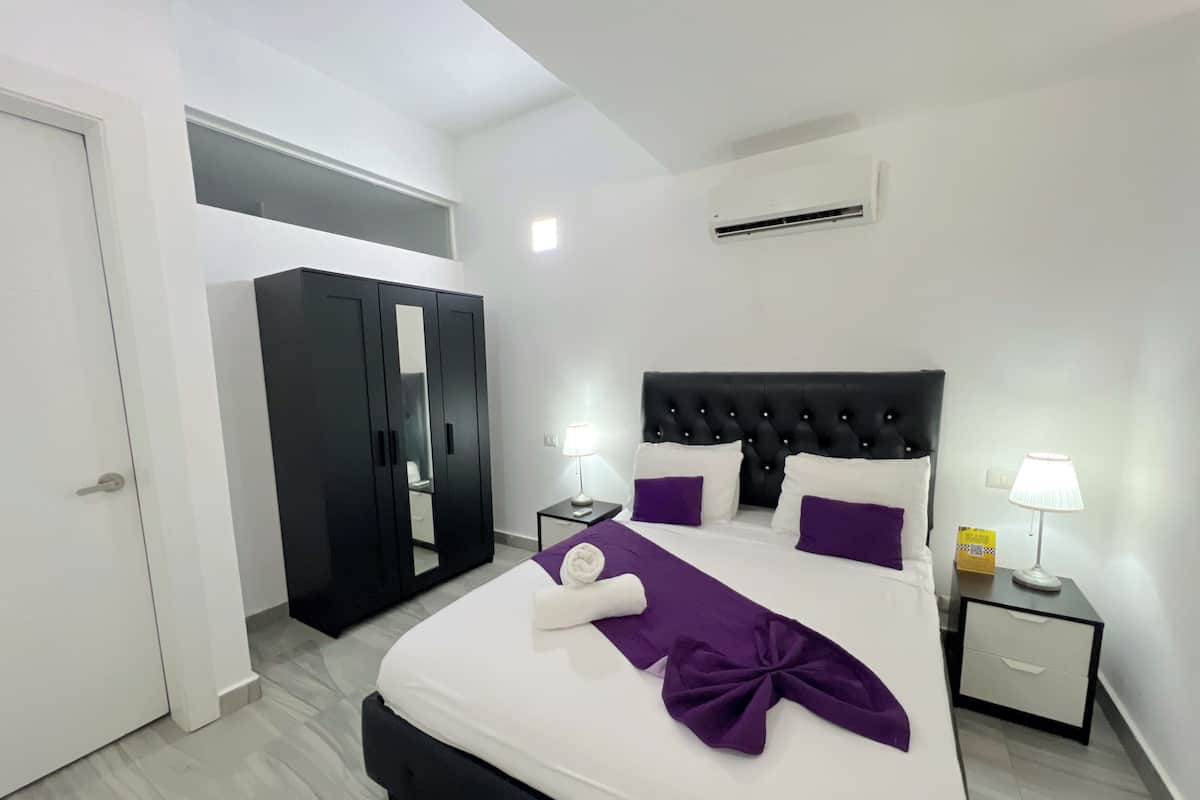Suite Deluxe, vue sur la ville | Coffre-fort, rideaux d’obscurcissement, fer et planche à repasser