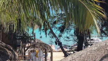 Praia particular, areia branca, barracas de praia (sobretaxa)