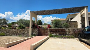 A gated entrance with a stone wall, a pergola, and a sign reading 'Mamina Di Cala Roma.' - Apartment ROSSA - Standing, swimming pool & Cala Rossa beaches on foot (Lecci)