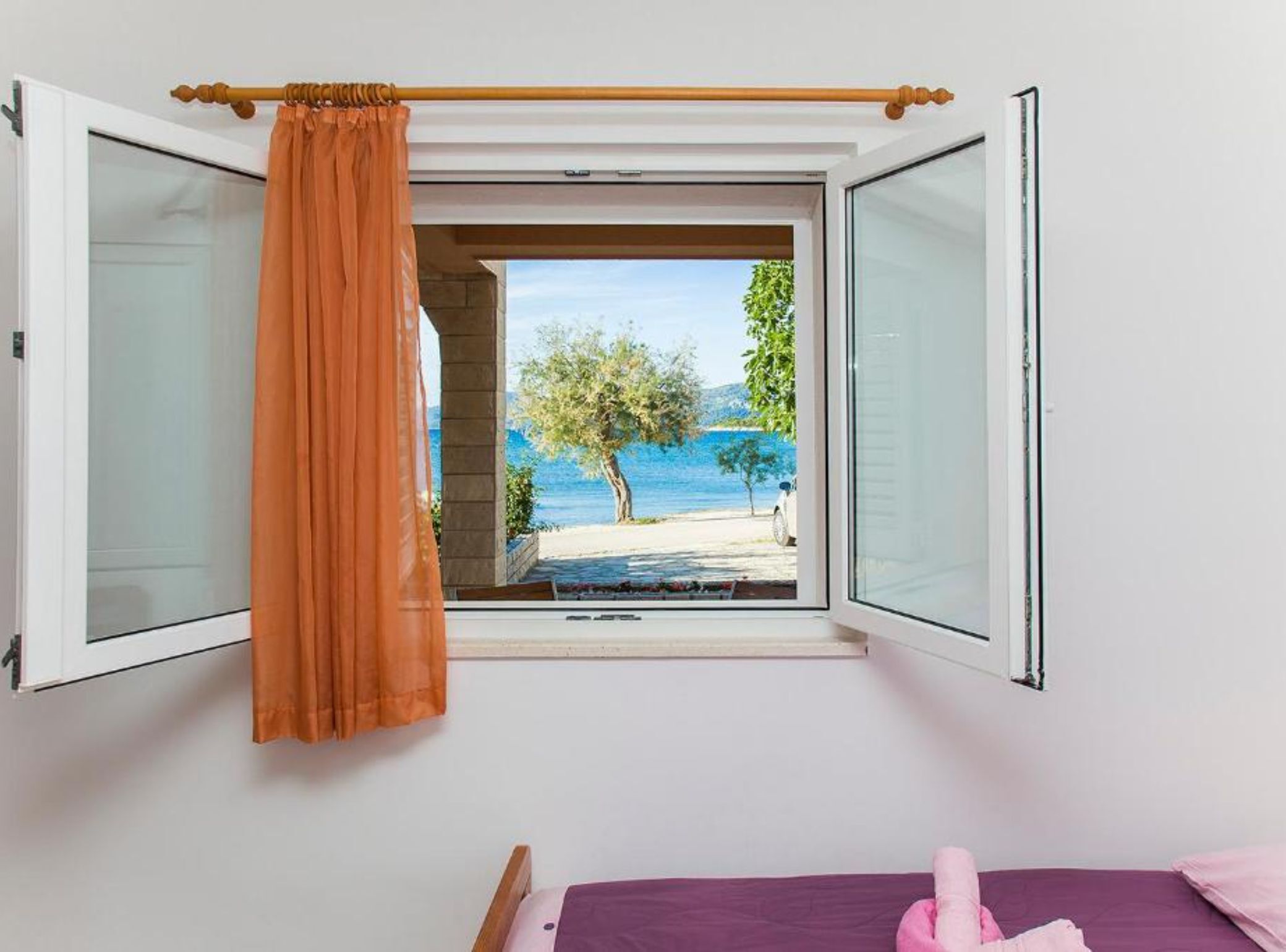 7 bedrooms, cribs (surcharge), WiFi (free)