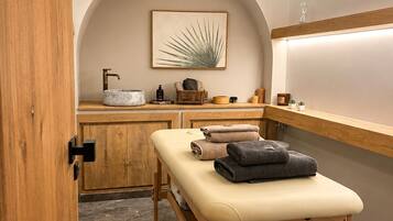 1 treatment room, massages