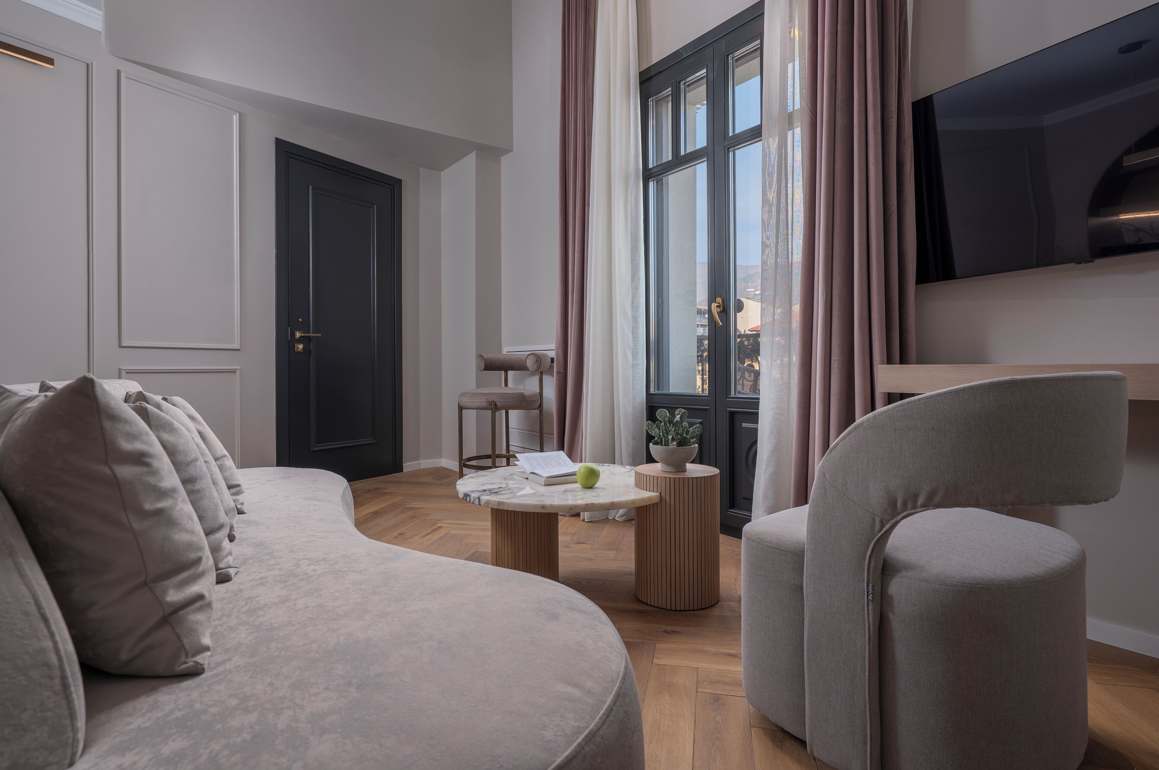 Loft Deluxe - utsikt mot floden | Vardagsrum | 48-tums smart-tv med digitalkanaler och golvvärme