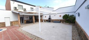 Outdoor dining - Casa Jade – Spacious House with Pool and Barbecue in Fuente de Piedra (Fuente de Piedra)