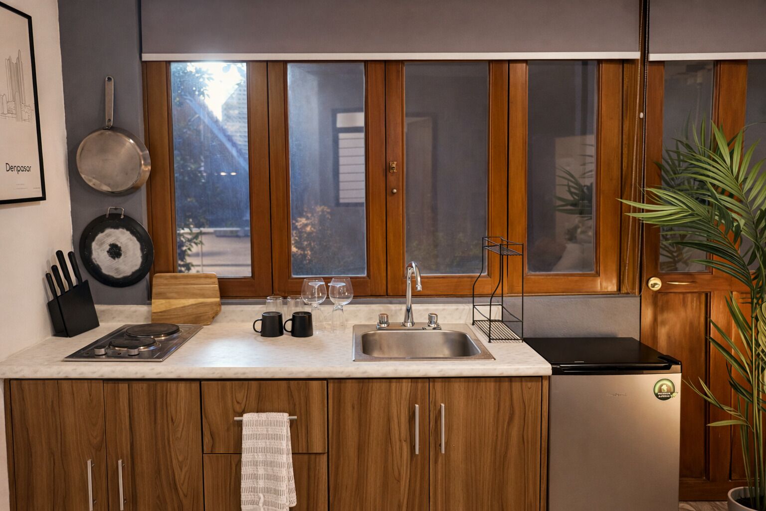 Classic Apartment, 1 Bedroom, Kitchenette | Private kitchen | Fridge, microwave, cookware/dishes/utensils