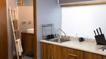 Departamento clásico, 1 cama Queen size, cocineta | Cocina privada | Refrigerador, microondas y utensilios de cocina
