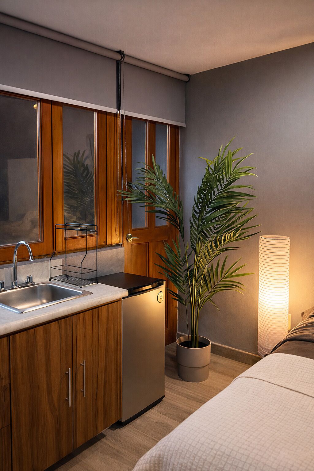 Une cuisine moderne avec des meubles en bois, un évier et une plante en pot.