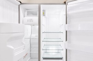 Ein weißer Kühlschrank mit mehreren Einlegeböden und einer Bedienkonsole.