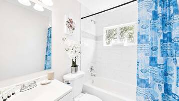 Dusche, Haartrockner, Handtücher, Shampoo