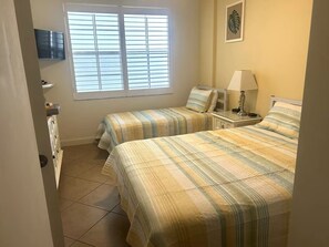 Tabla de planchar con plancha, internet y ropa de cama 