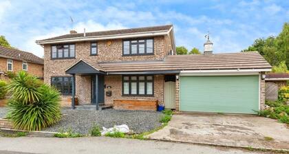 House Sleeps 10 With Hot Tub and Parking