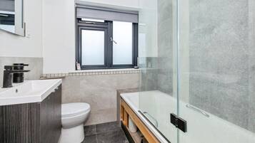 Combined shower/tub, deep soaking tub, towels