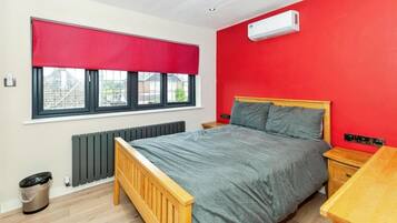 5 bedrooms, free WiFi, bed sheets