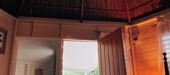 Rustic Studio Cabin w/ WiFi & Cliff Access [Hipster Hut]