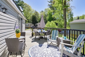 Outdoor dining - Resort Getaway - Muskoka (Severn Bridge)- Sleeps 6 (Severn Bridge)