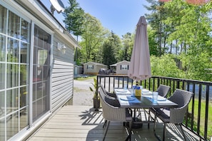 Outdoor dining - Resort Getaway - Muskoka (Severn Bridge)- Sleeps 6 (Severn Bridge)