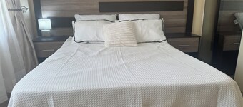 Beautiful 4 bedroomed house with swimming pool close to the airport