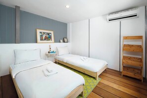 Escritorio, tabla de planchar con plancha, wifi y ropa de cama 