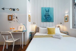 Escritorio, tabla de planchar con plancha, wifi y ropa de cama 