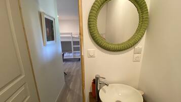 Douche, serviettes fournies, savon, papier toilette