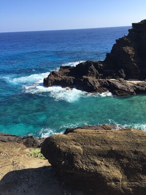 Eine Küstenlandschaft mit felsigen Klippen und dem Meer.