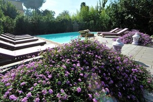 Una piscina al aire libre de temporada